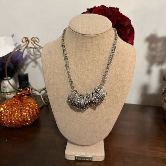 LAURA ASHLEY SILVERTONE CHUNKY STATEMENT NECKLACE - Picture 1 of 4